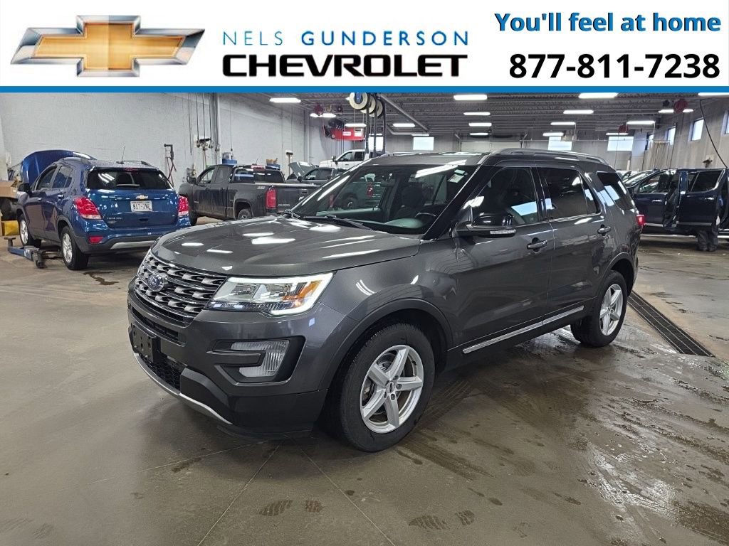 Used 2017 Ford Explorer XLT image 3