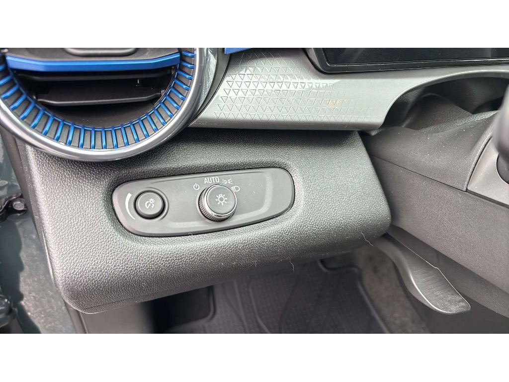 Used 2025 Chevrolet Trax LT w/ Sunroof Package image 19