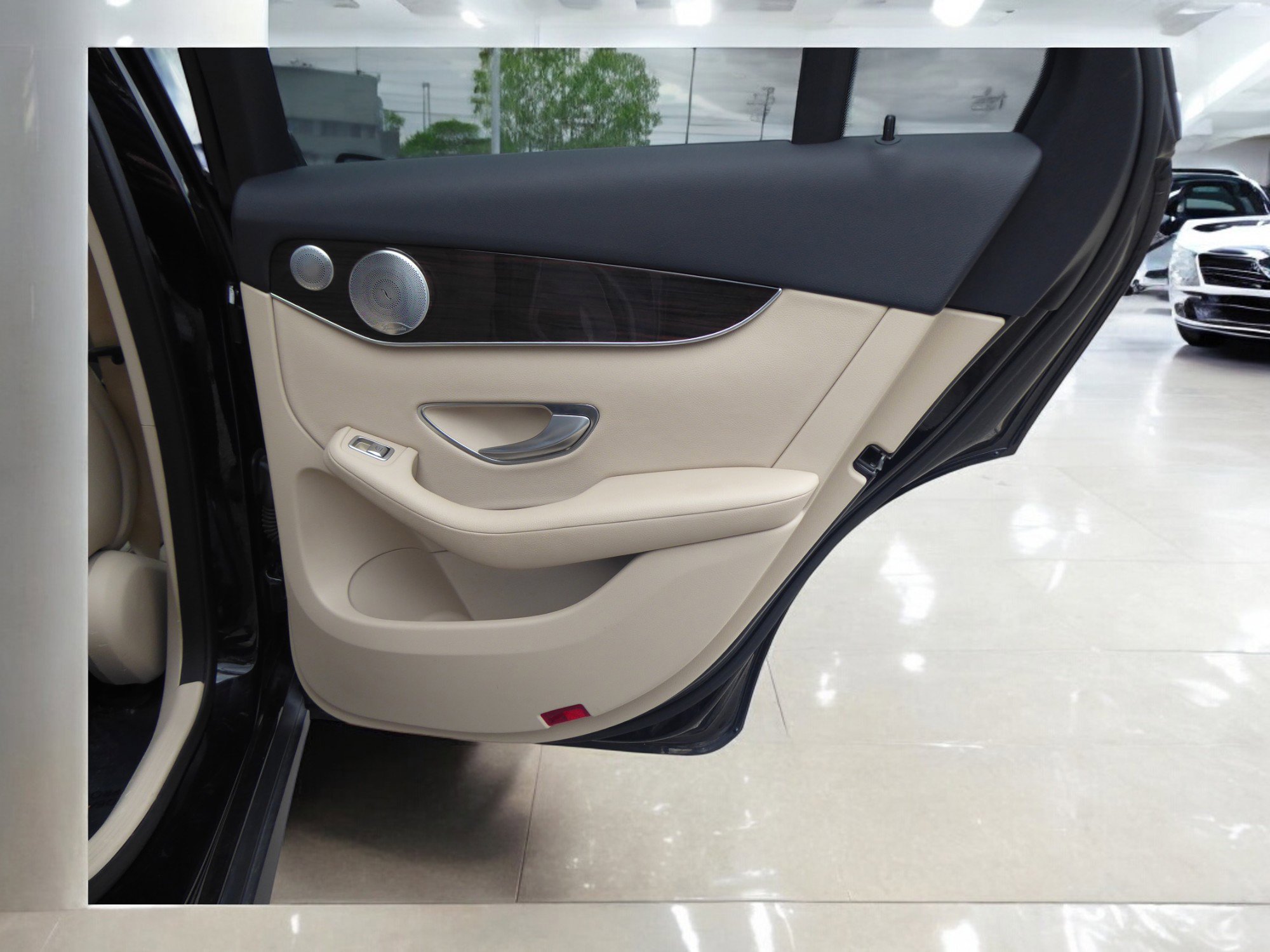 Used 2019 Mercedes-Benz GLC 300 4MATIC w/ Premium Package image 19