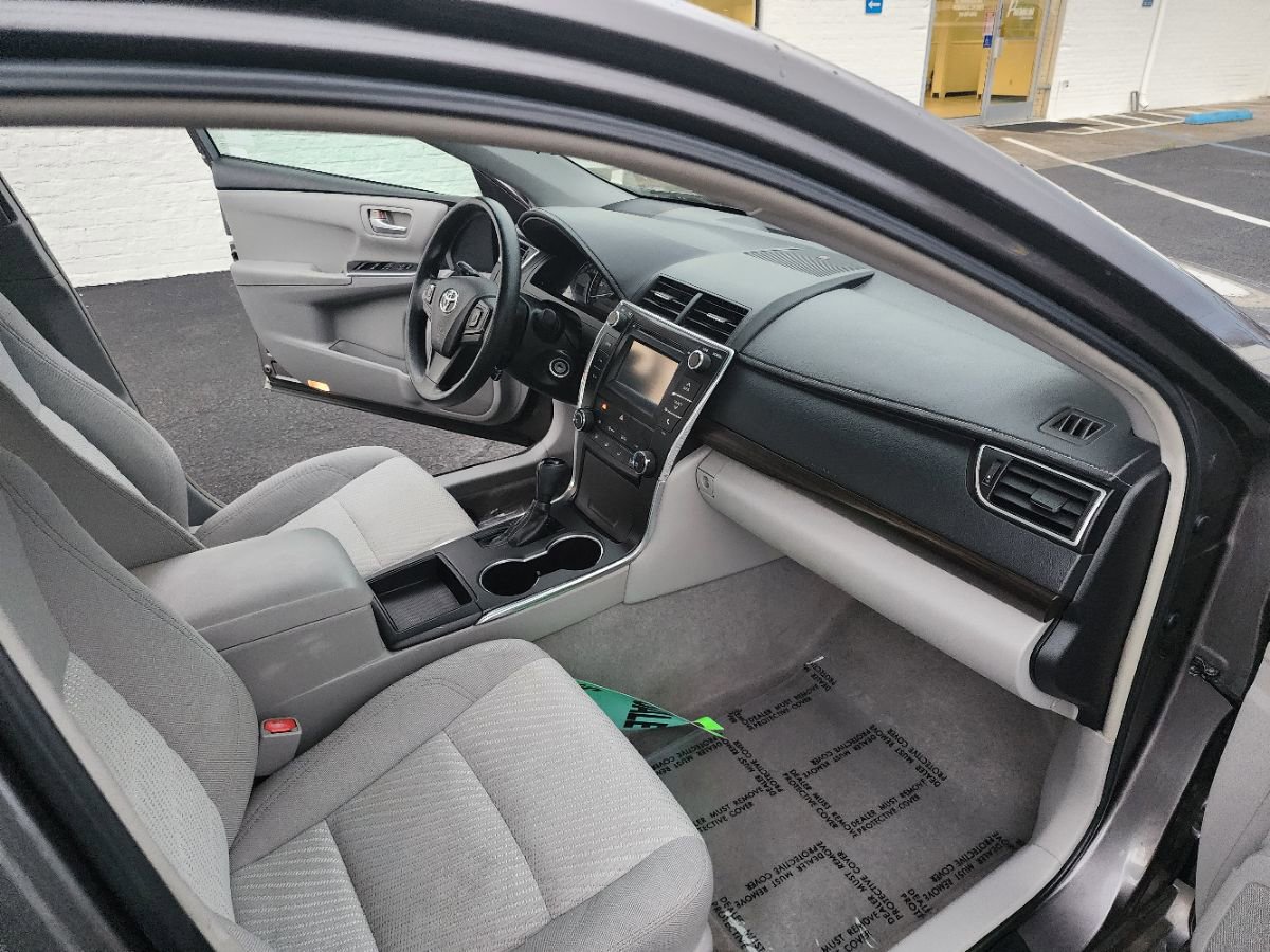 Used 2015 Toyota Camry LE image 12