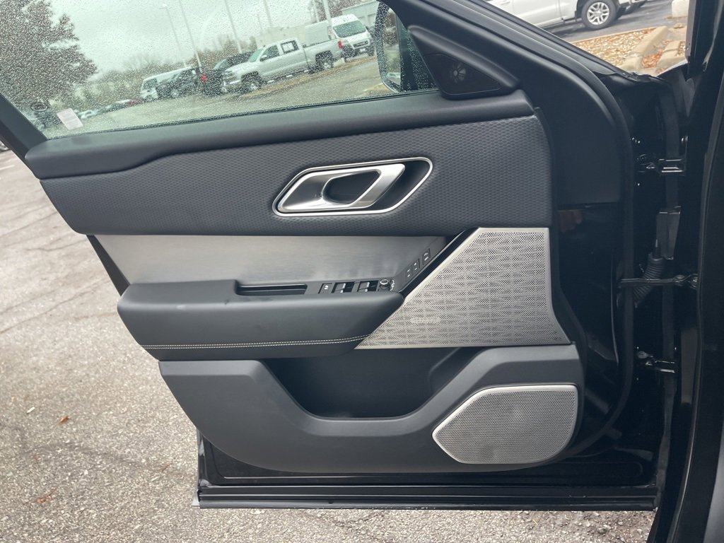 Used 2018 Land Rover Range Rover Velar R-Dynamic SE image 31