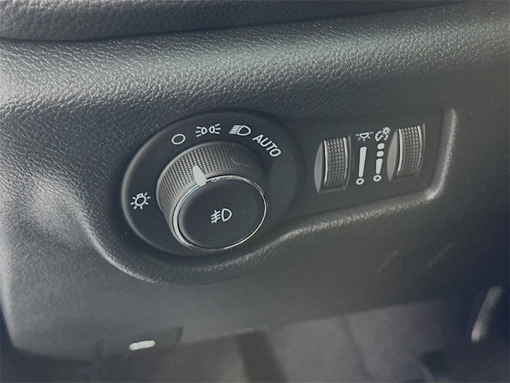 Used 2025 Chrysler Pacifica Limited image 18