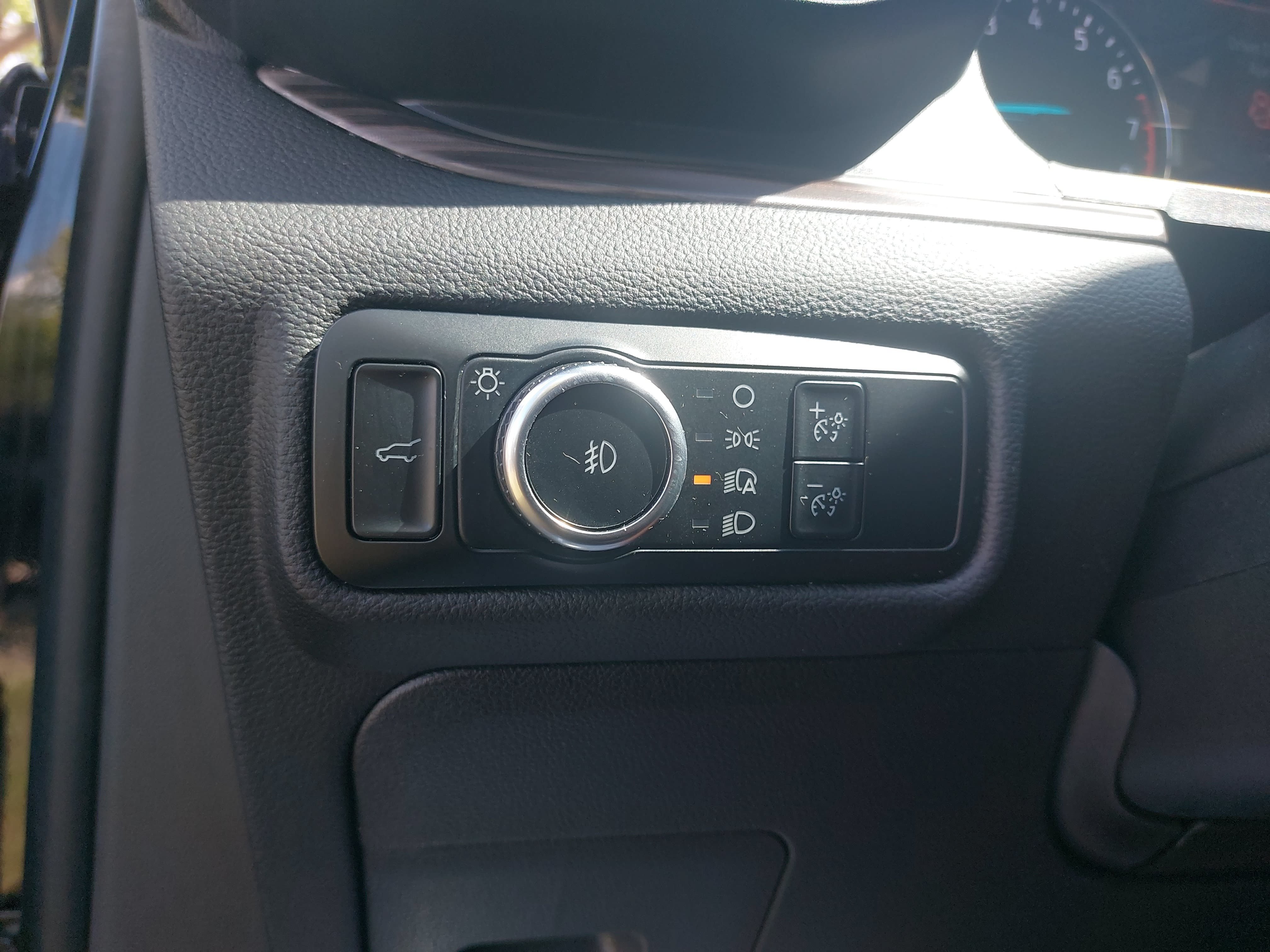 Used 2023 Ford Explorer Limited w/ Equipment Group 301A AWD/4WD image 26