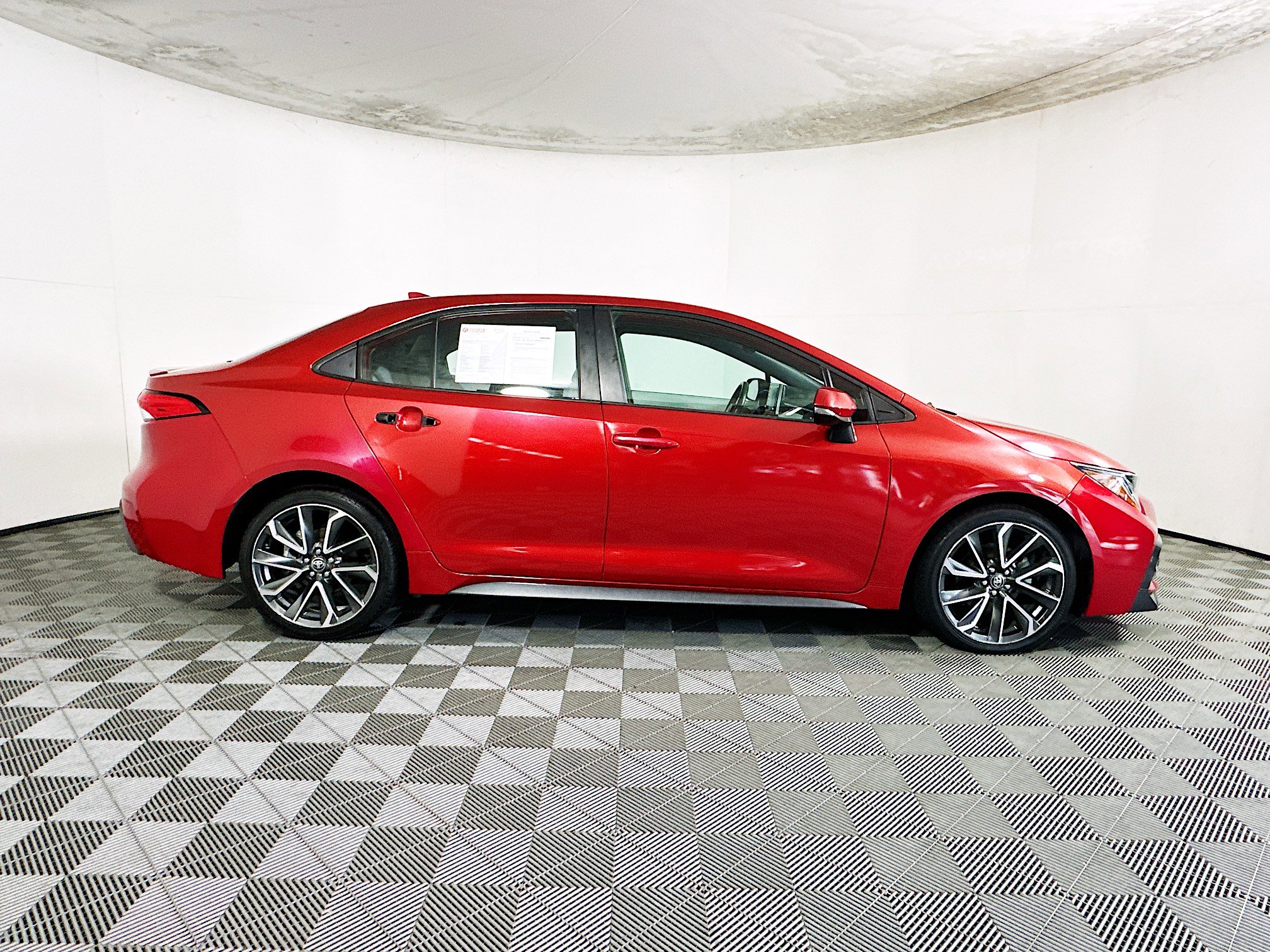 Used 2021 Toyota Corolla SE FWD image 2