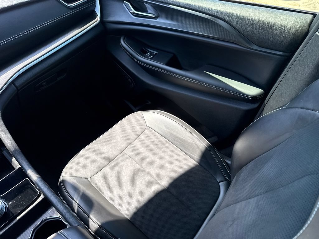 Used 2024 Jeep Grand Cherokee Altitude RWD image 15