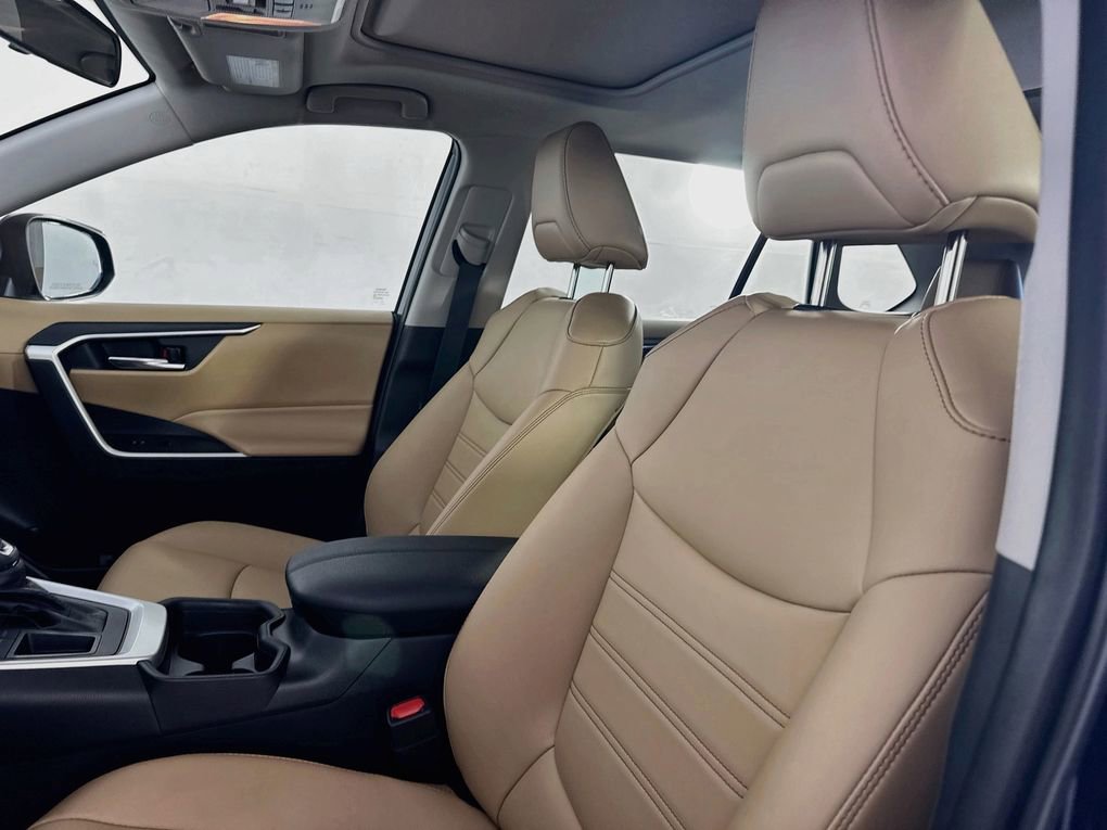 Used 2021 Toyota RAV4 XLE Premium image 34