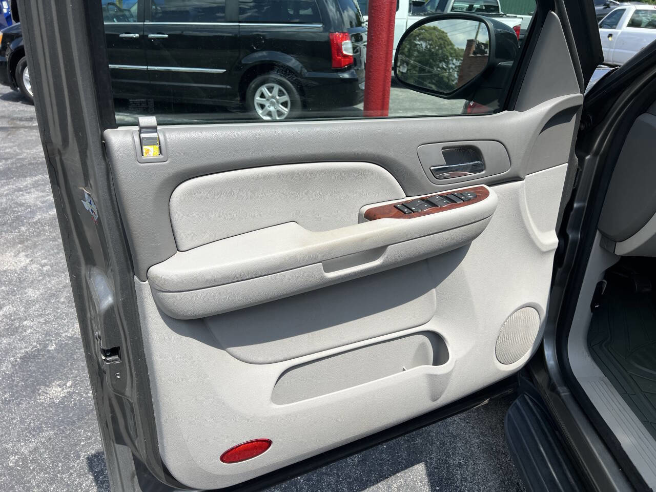 Used 2009 Chevrolet Suburban LT image 7