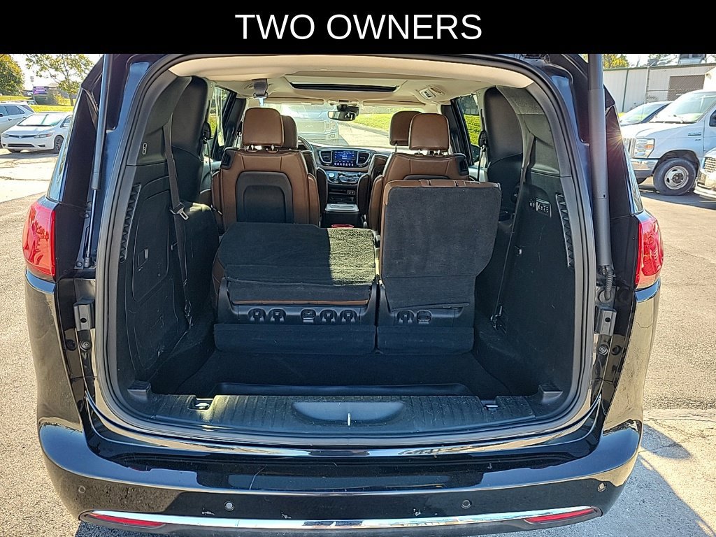 Used 2017 Chrysler Pacifica Limited w/ UConnect Theater Package FWD image 6