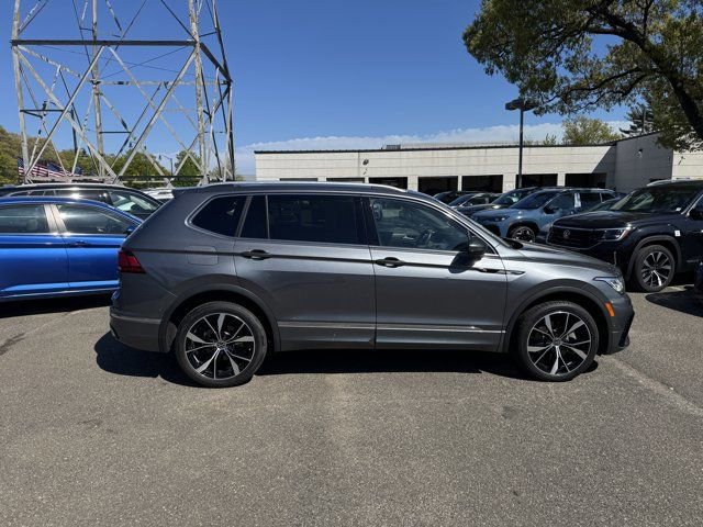 Used 2022 Volkswagen Tiguan SEL R-Line AWD/4WD image 4