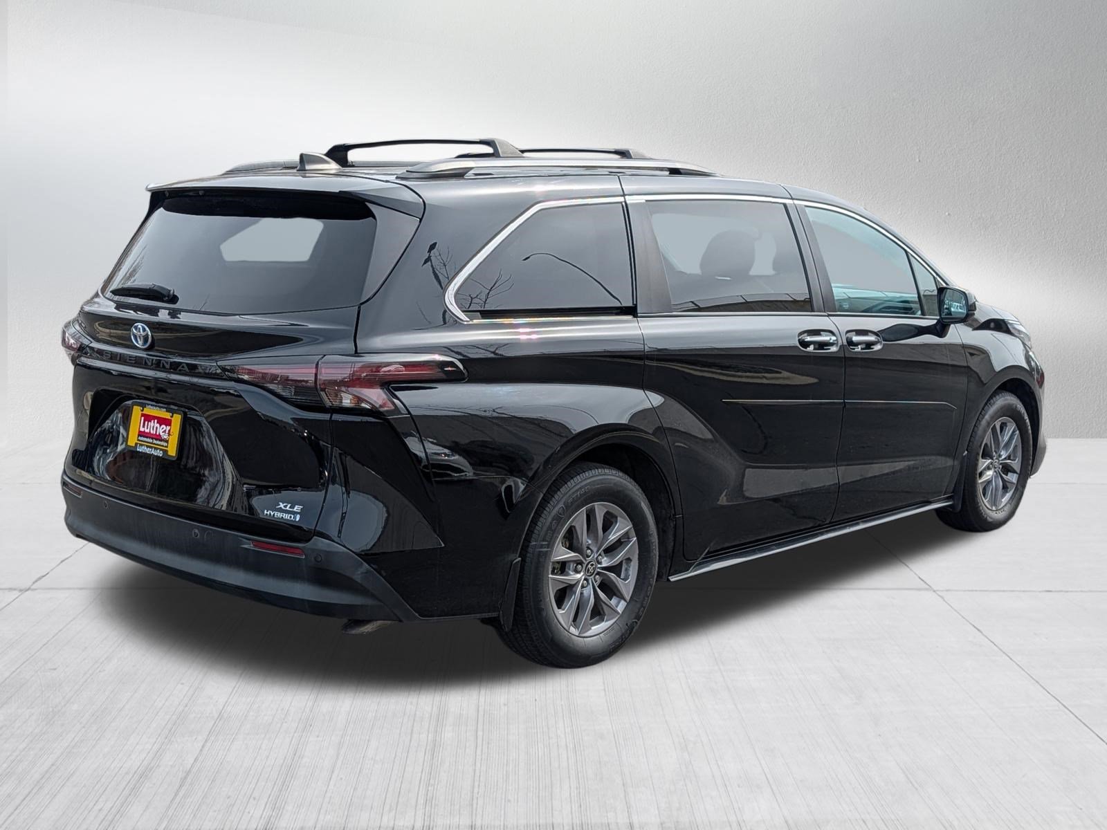 Used 2023 Toyota Sienna XLE FWD image 7