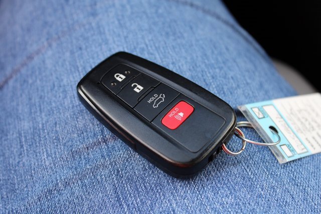 Used 2020 Toyota RAV4 Limited image 27