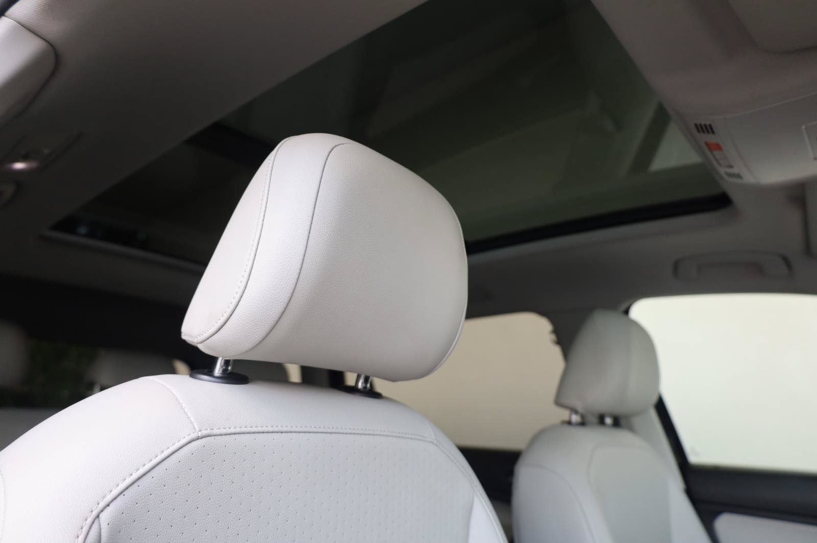 Used 2018 Volkswagen Tiguan SEL AWD/4WD image 28
