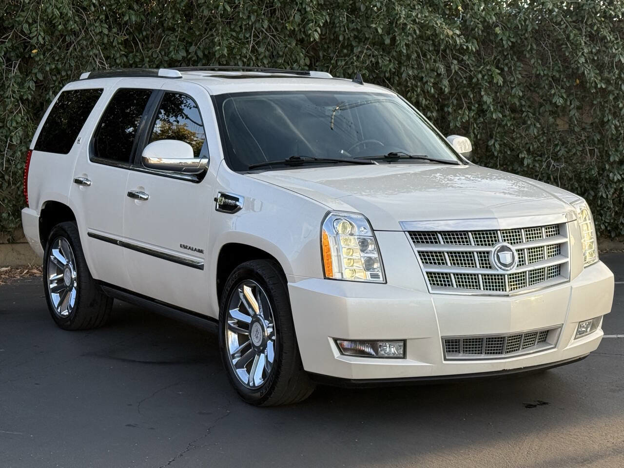 Used 2012 Cadillac Escalade Platinum image 3