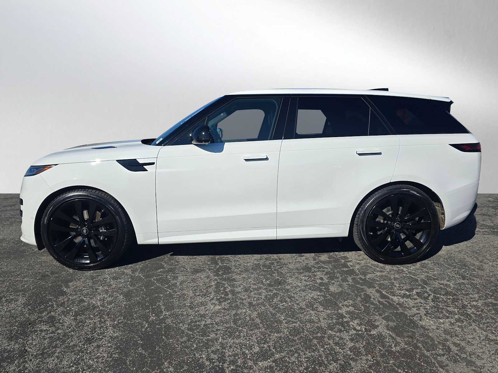 Used 2023 Land Rover Range Rover Sport SE Dynamic image 2