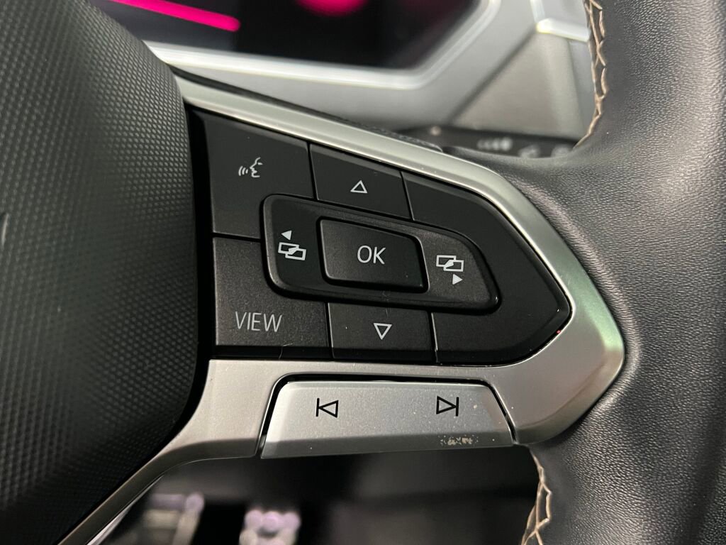 Used 2023 Volkswagen Tiguan SE R-Line image 11