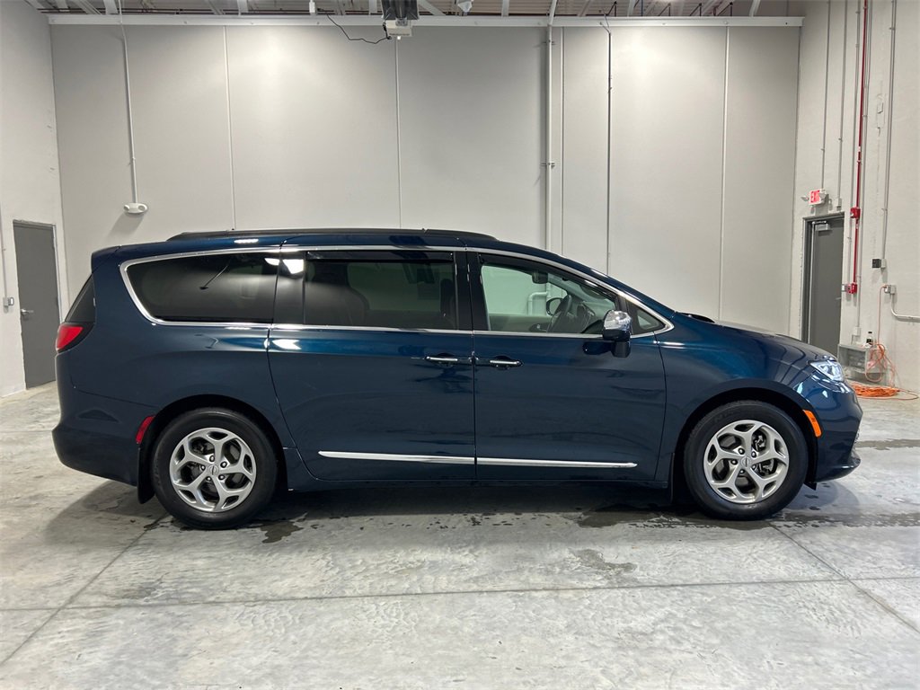 Used 2022 Chrysler Pacifica Limited image 5