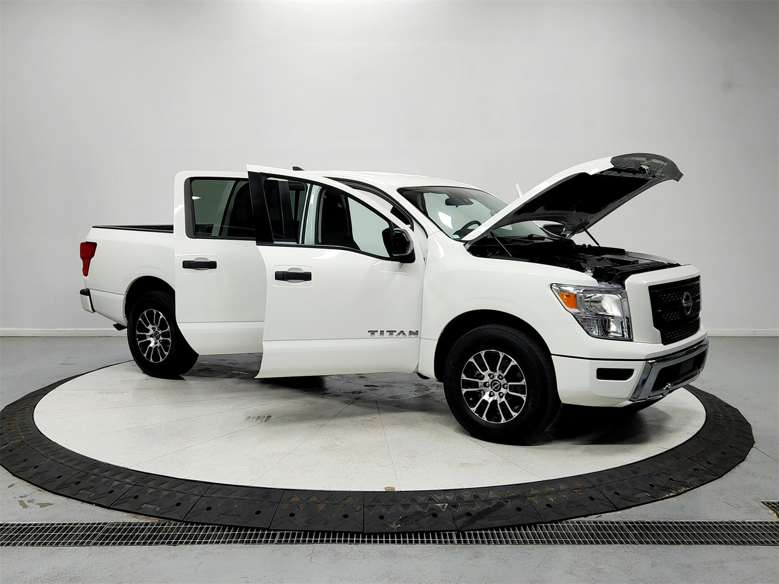 Used 2023 Nissan Titan SV image 9