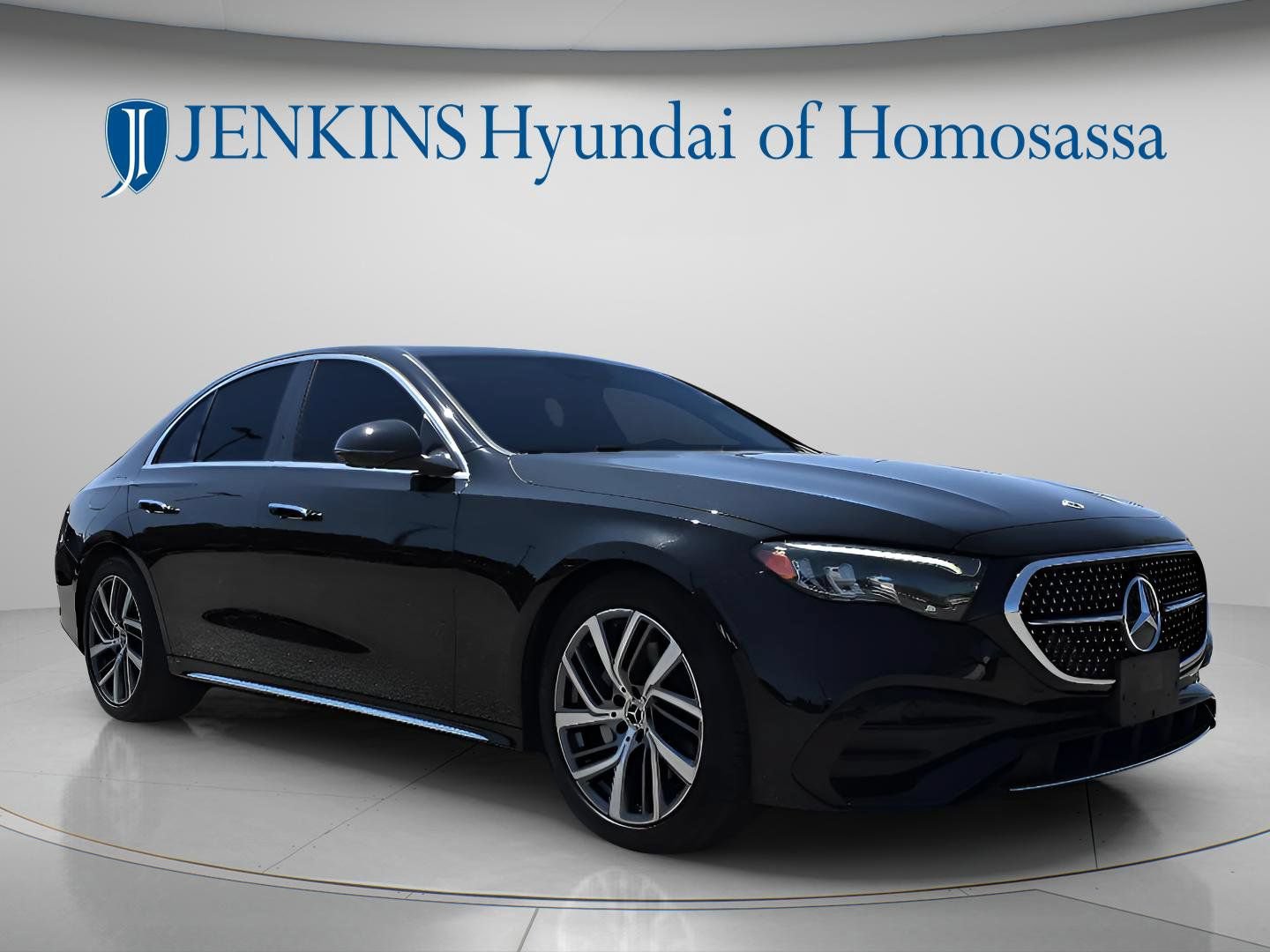 Used 2025 Mercedes-Benz E 350 4MATIC Sedan image 2