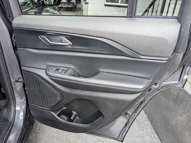Used 2023 Jeep Grand Cherokee Altitude AWD/4WD image 19