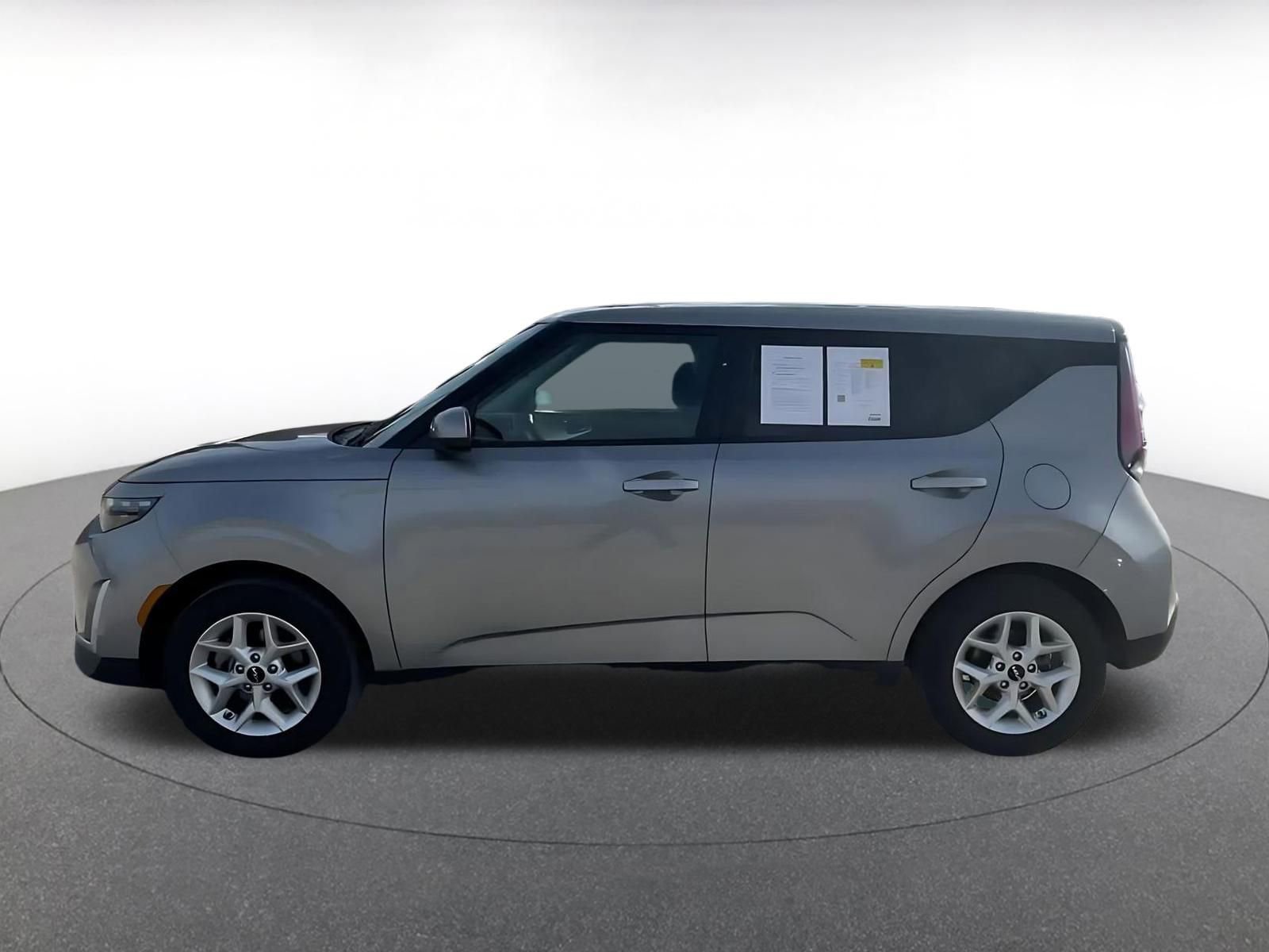 Used 2025 Kia Soul LX w/ LX Technology Package FWD image 9