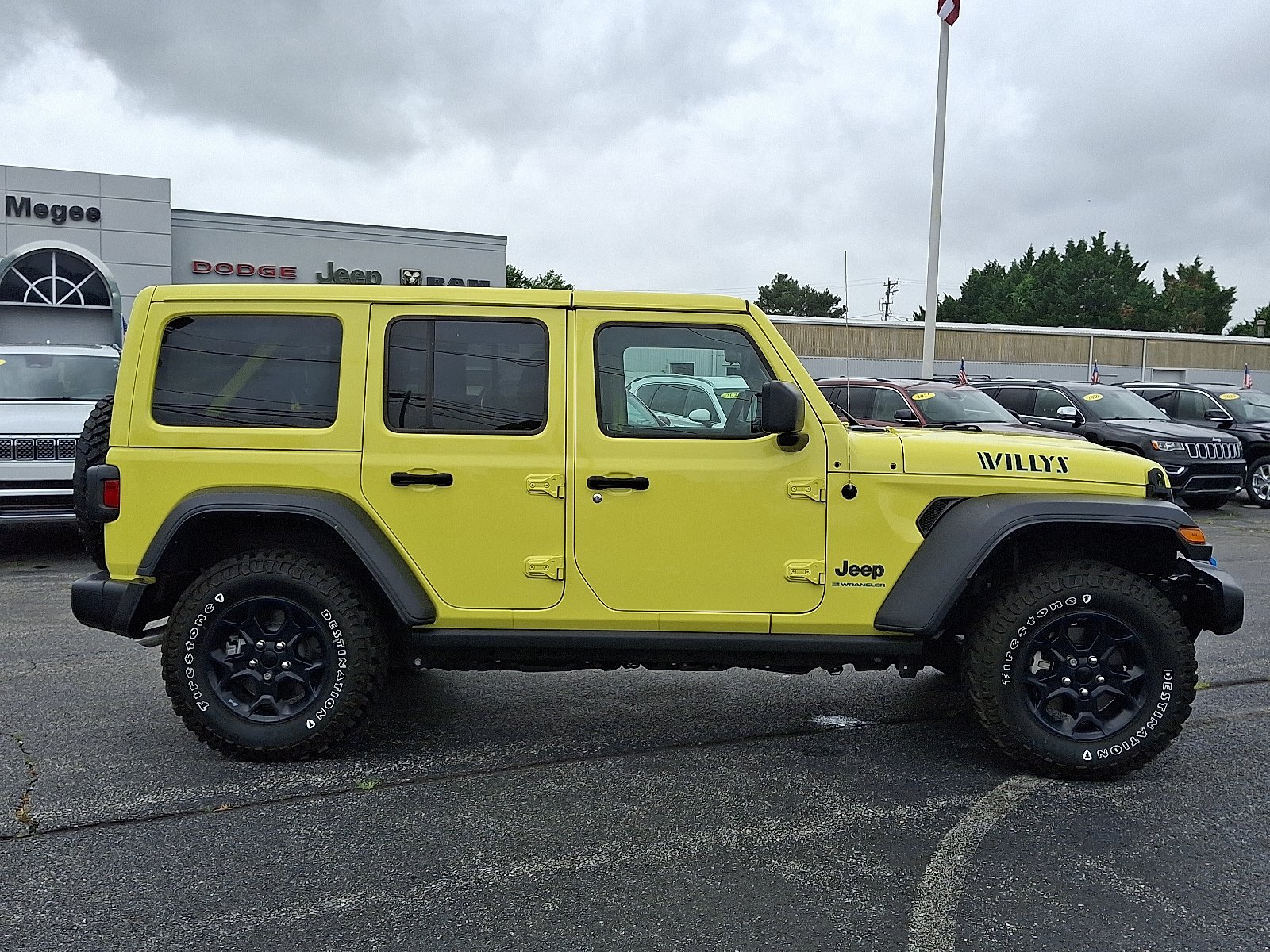 Used 2023 Jeep Wrangler Unlimited w/ Cold Weather Group AWD/4WD image 7