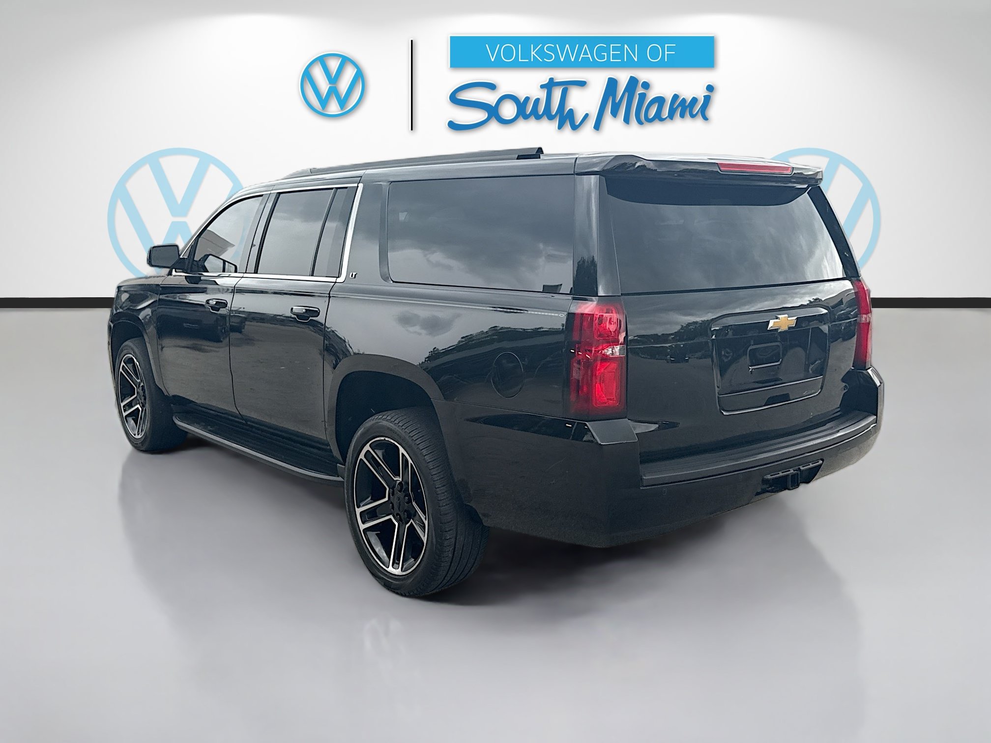 Used 2020 Chevrolet Suburban LT w/ Luxury Package RWD image 5