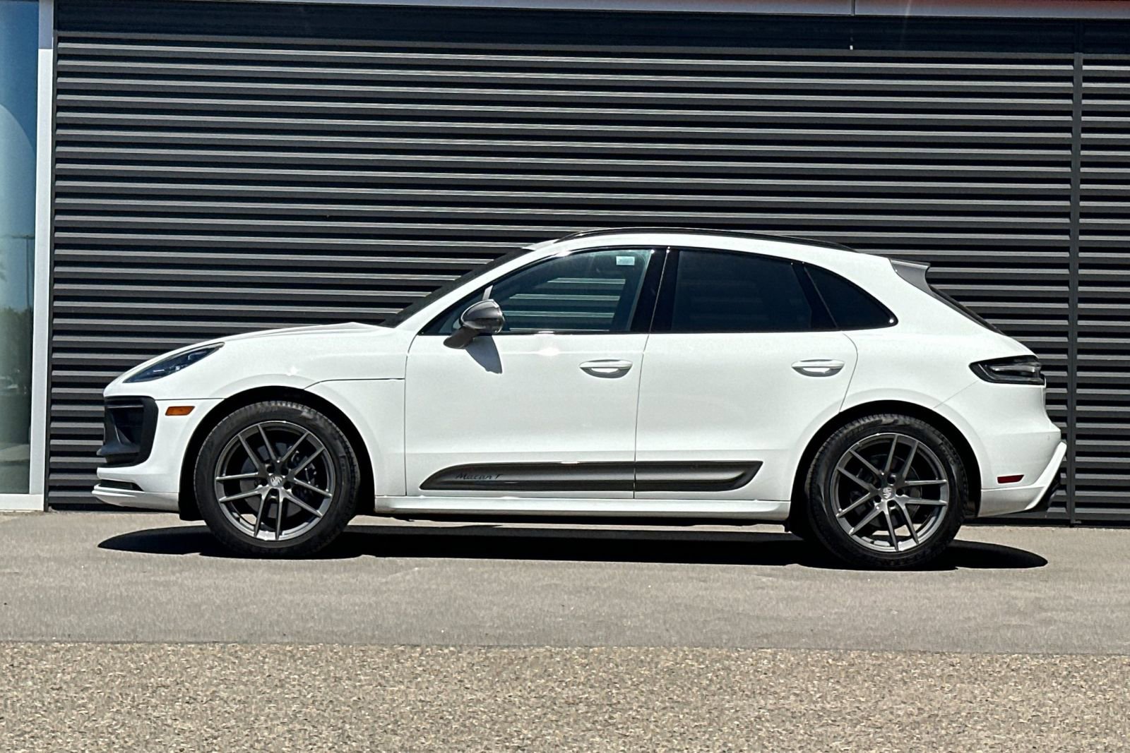 Used 2025 Porsche Macan Turbo AWD/4WD image 2