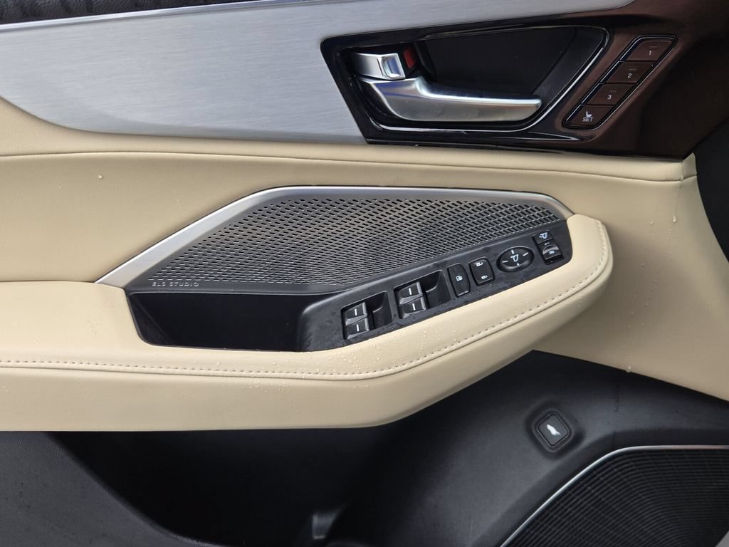 Used 2023 Acura MDX w/ Technology Package FWD image 30