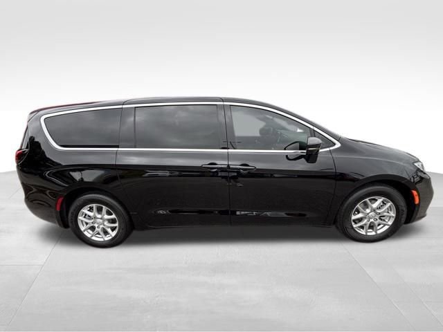 New 2026 Chrysler Pacifica Select image 6