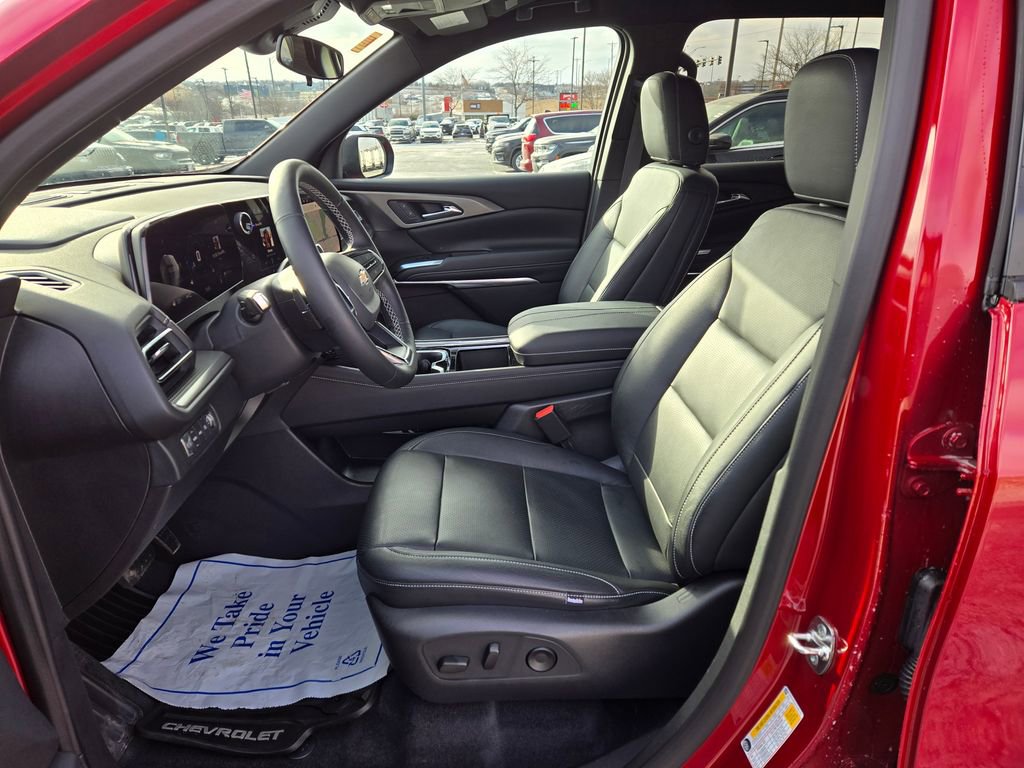 Used 2025 Chevrolet Traverse LT image 13