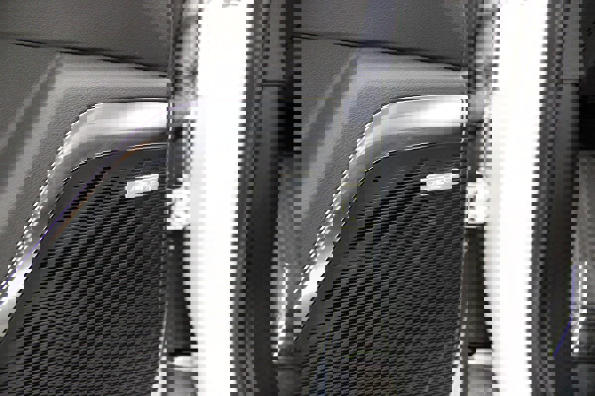 Used 2025 GMC Acadia Elevation image 9