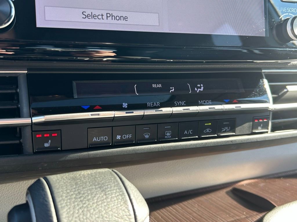 Used 2024 Toyota Sienna XLE FWD image 28