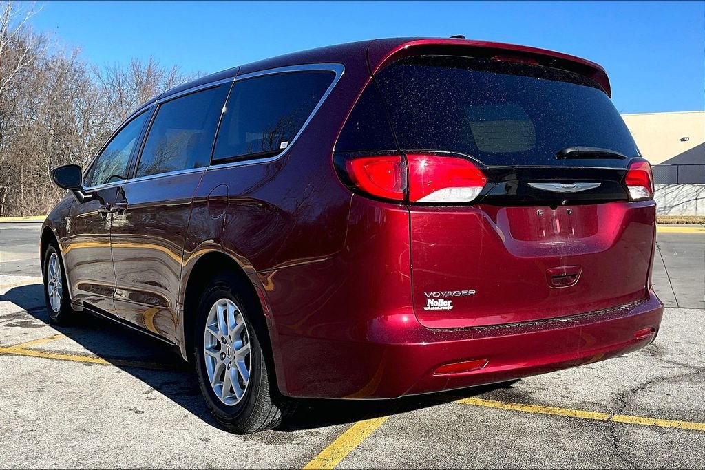 Used 2022 Chrysler Voyager LX image 4