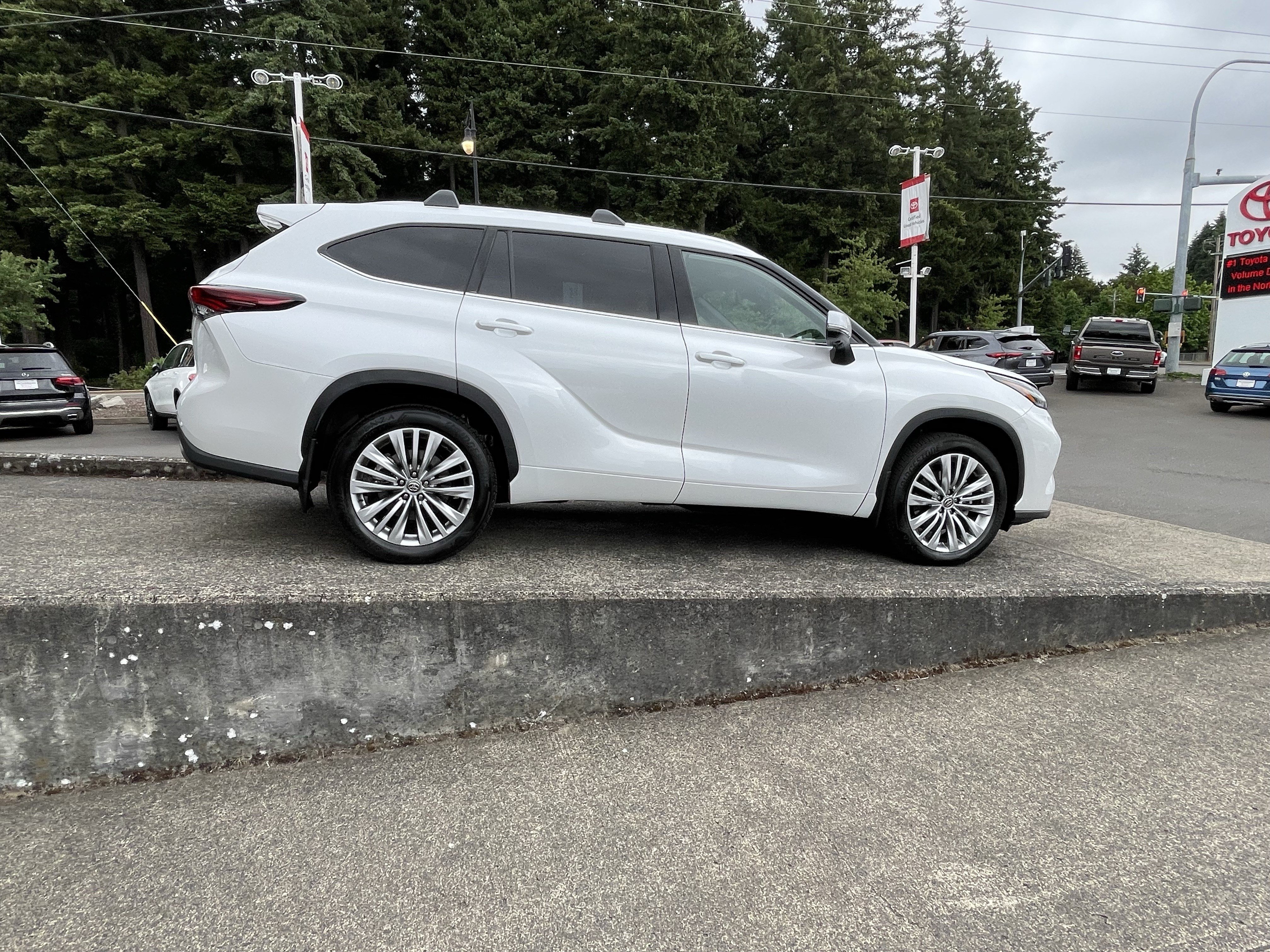 Certified 2025 Toyota Highlander Platinum AWD/4WD image 8