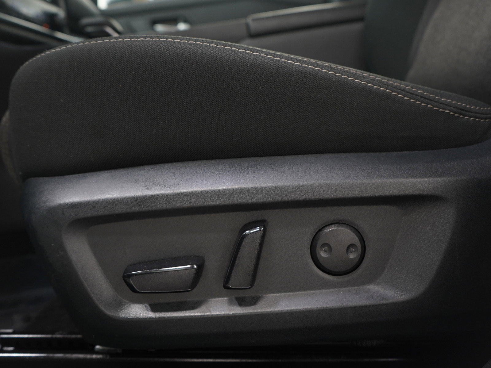 Used 2025 Nissan Rogue SV image 25