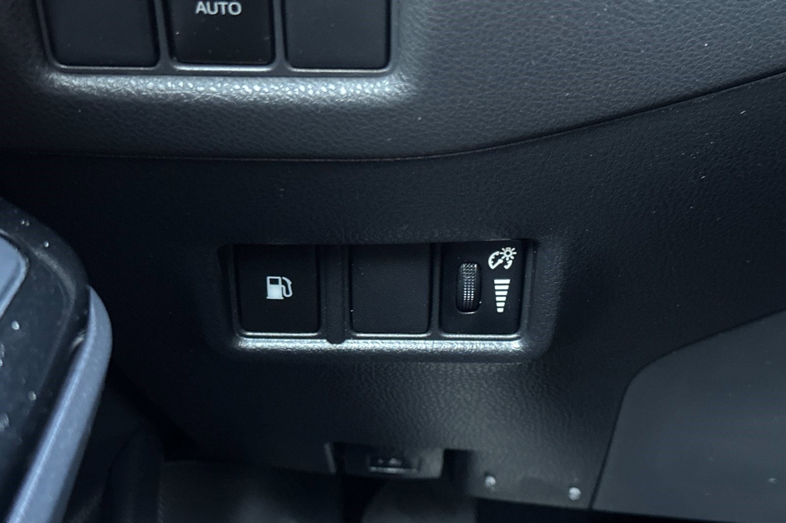 Used 2019 Toyota C-HR XLE image 35