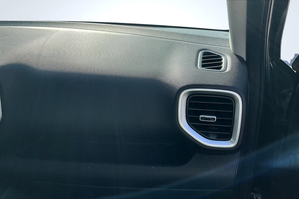 Used 2024 Hyundai Venue SE FWD image 17
