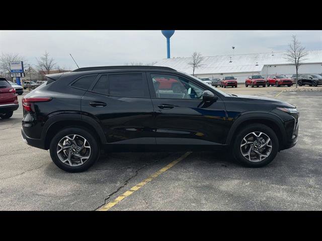 Used 2025 Chevrolet Trax LT w/ Sunroof Package image 10