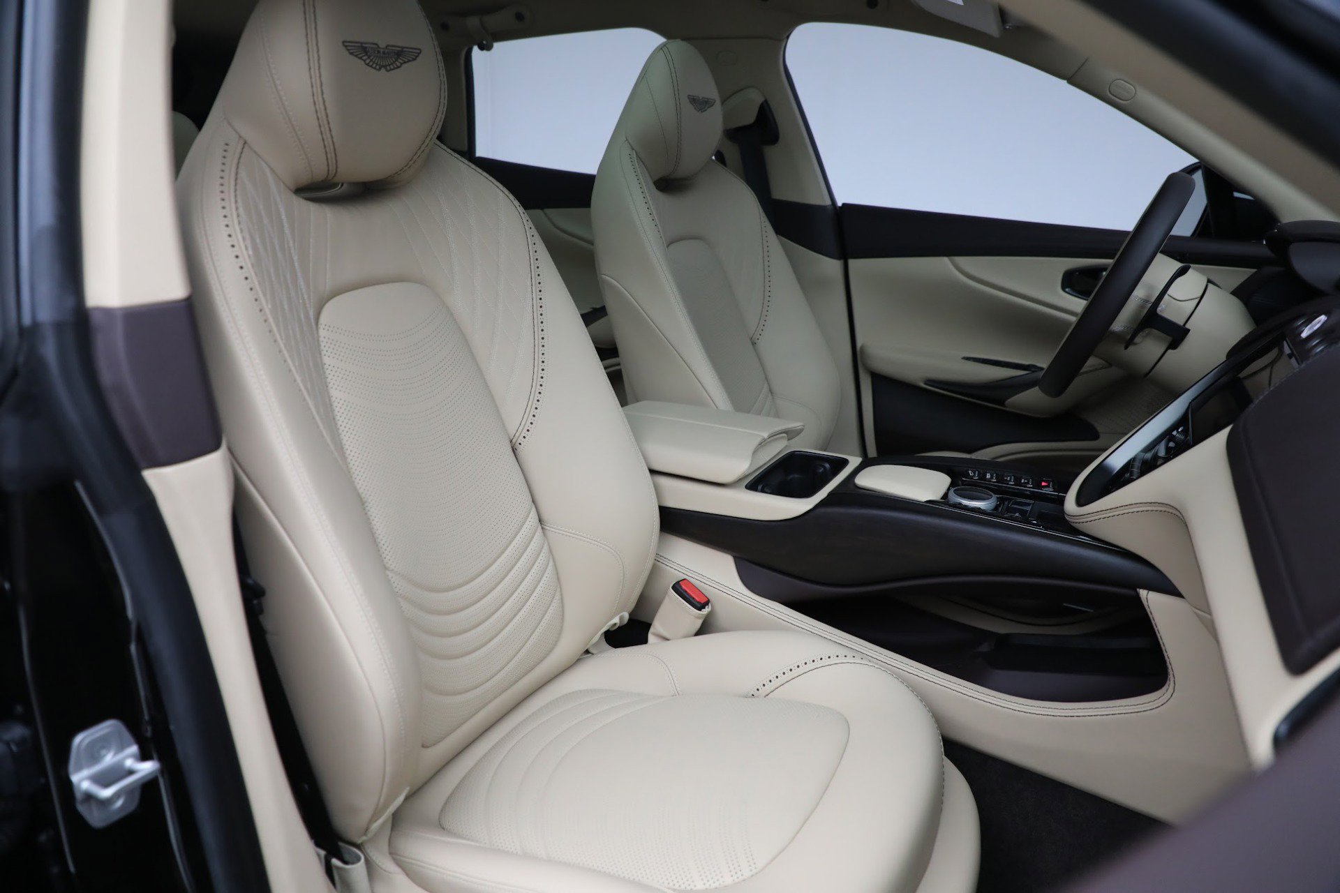 Used 2022 Aston Martin DBX AWD/4WD image 21