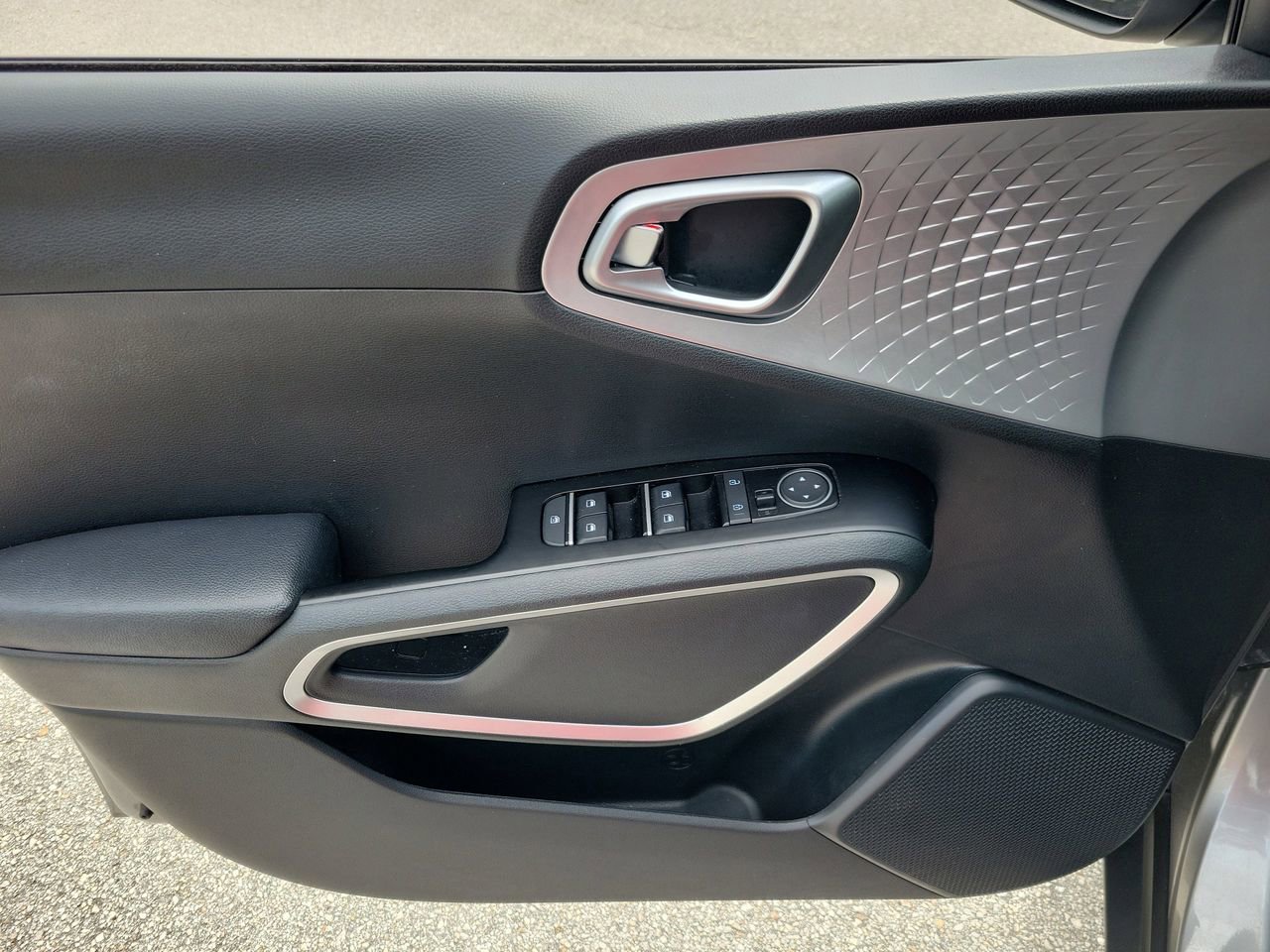 Used 2025 Kia Soul LX w/ LX Technology Package FWD image 12