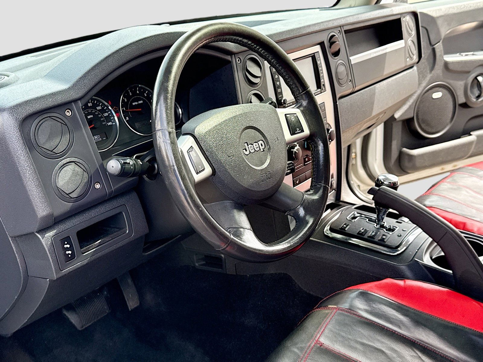 Used 2008 Jeep Commander Sport image 4