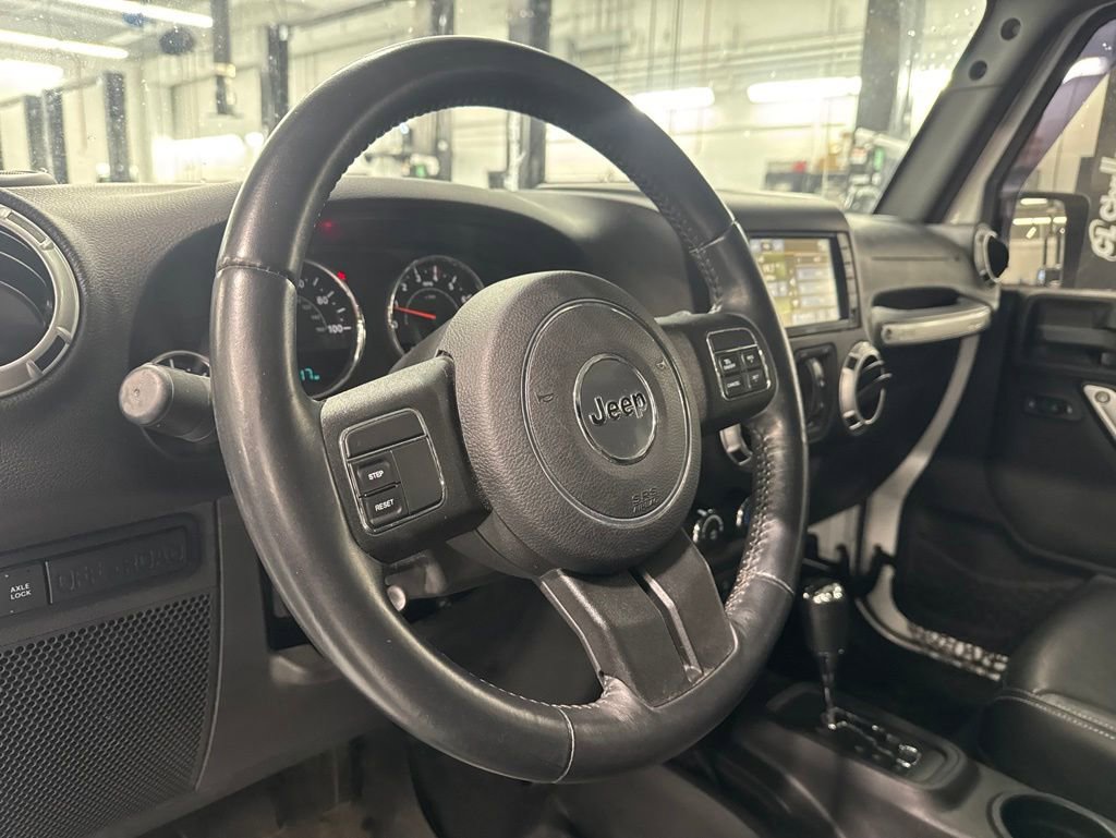 Used 2015 Jeep Wrangler Unlimited Rubicon AWD/4WD image 12