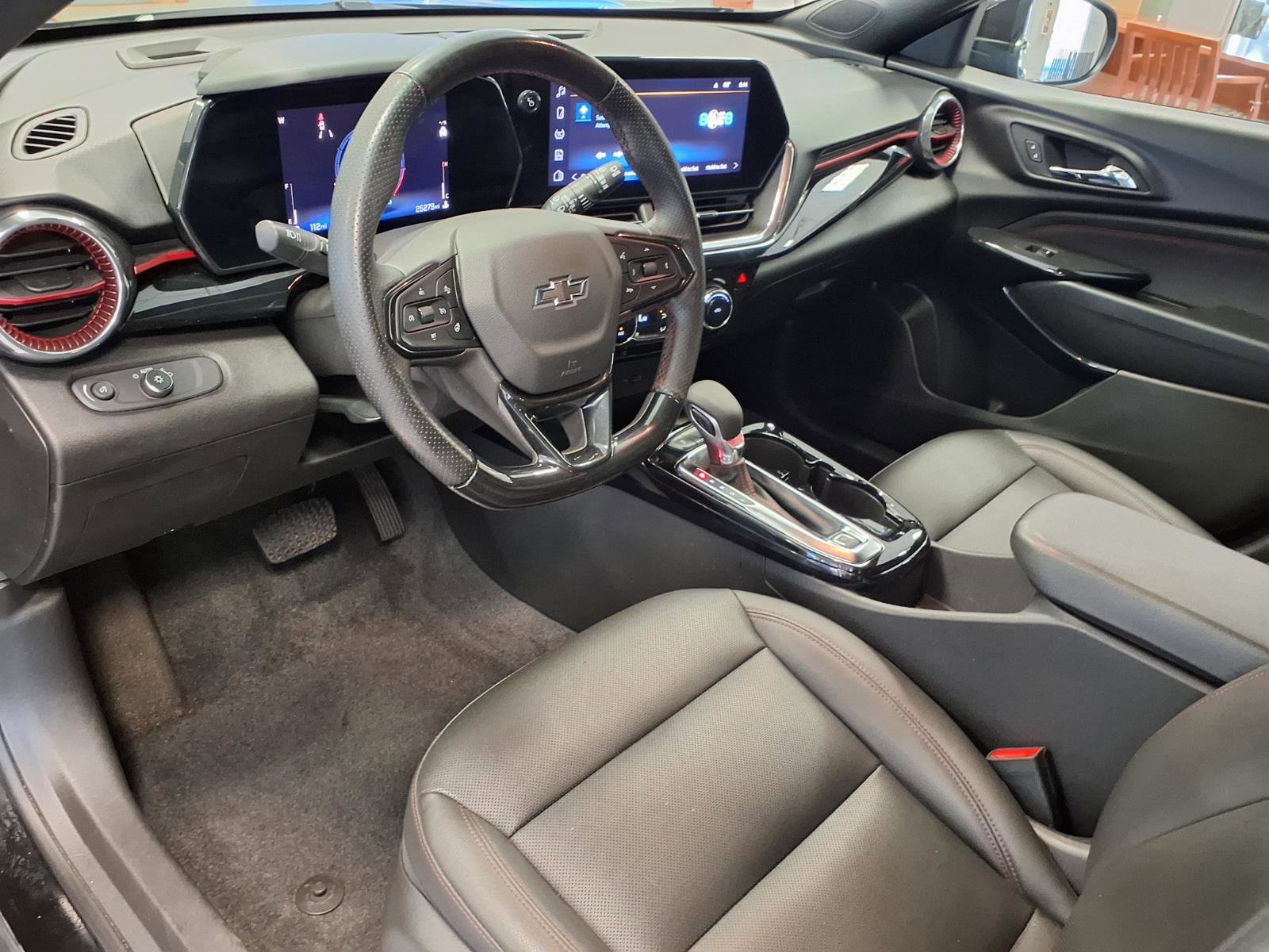 Used 2024 Chevrolet Trax RS w/ Sunroof Package FWD image 18