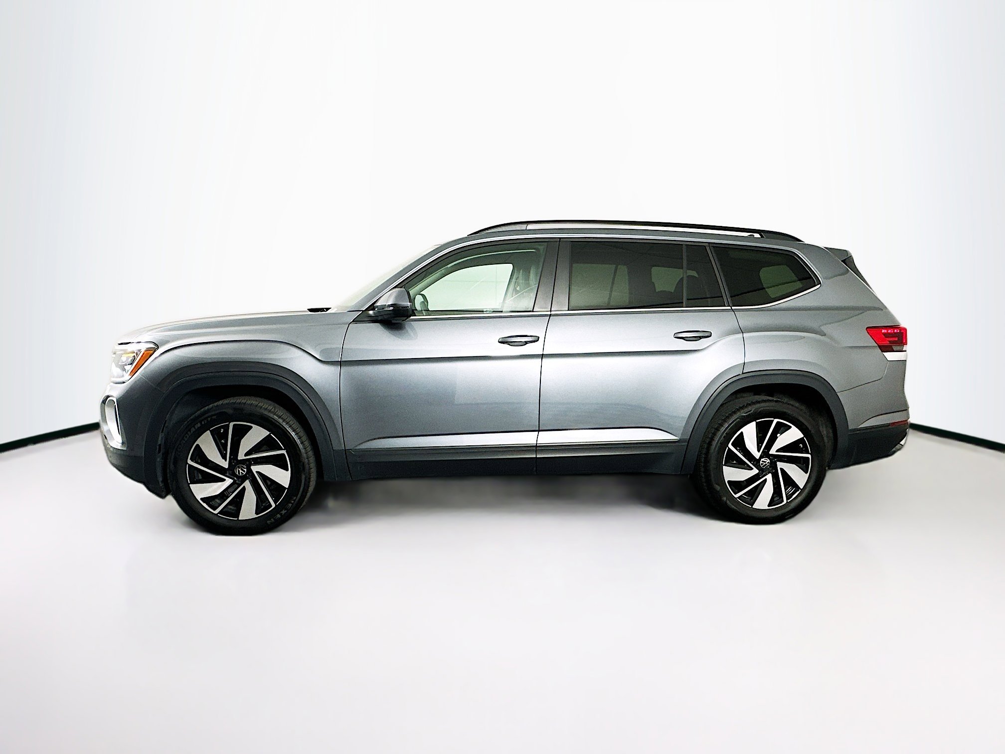 Used 2025 Volkswagen Atlas SE image 4