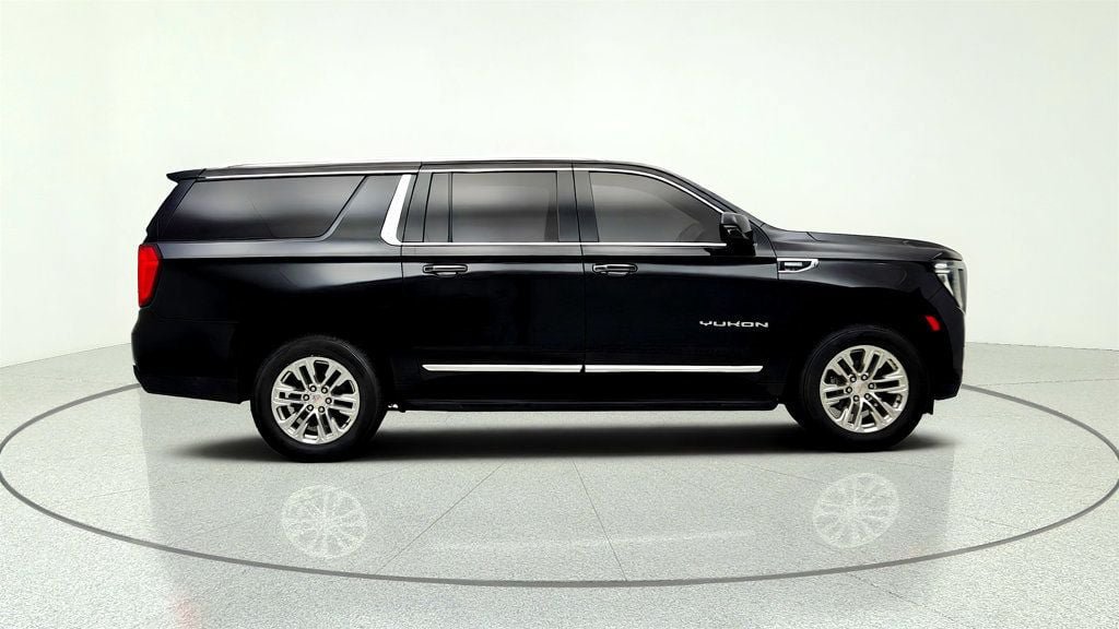 Used 2023 GMC Yukon XL SLT w/ SLT Premium Package AWD/4WD image 4