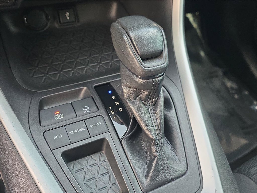 Used 2020 Toyota RAV4 LE FWD image 20