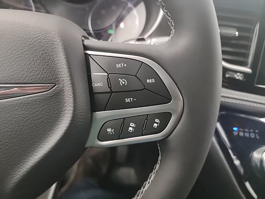 New 2025 Chrysler Pacifica Select image 16