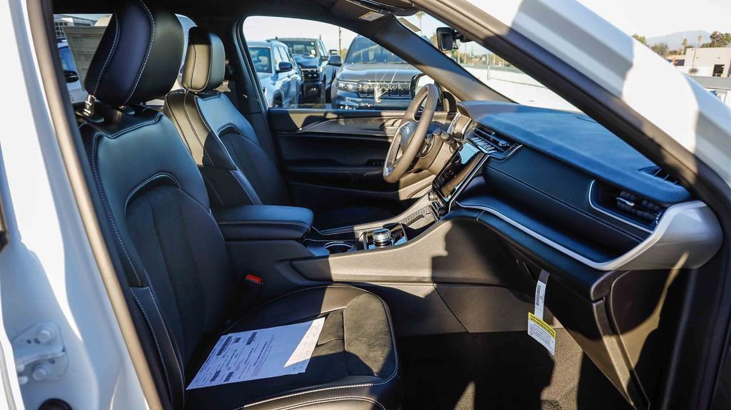 New 2025 Jeep Grand Cherokee L Laredo image 17