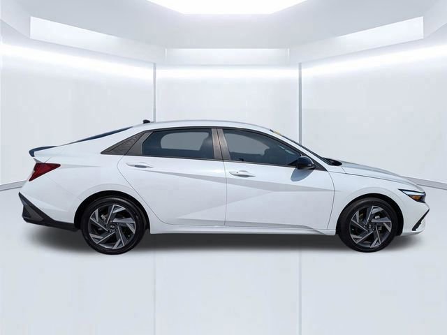 Certified 2025 Hyundai Elantra SEL FWD image 3