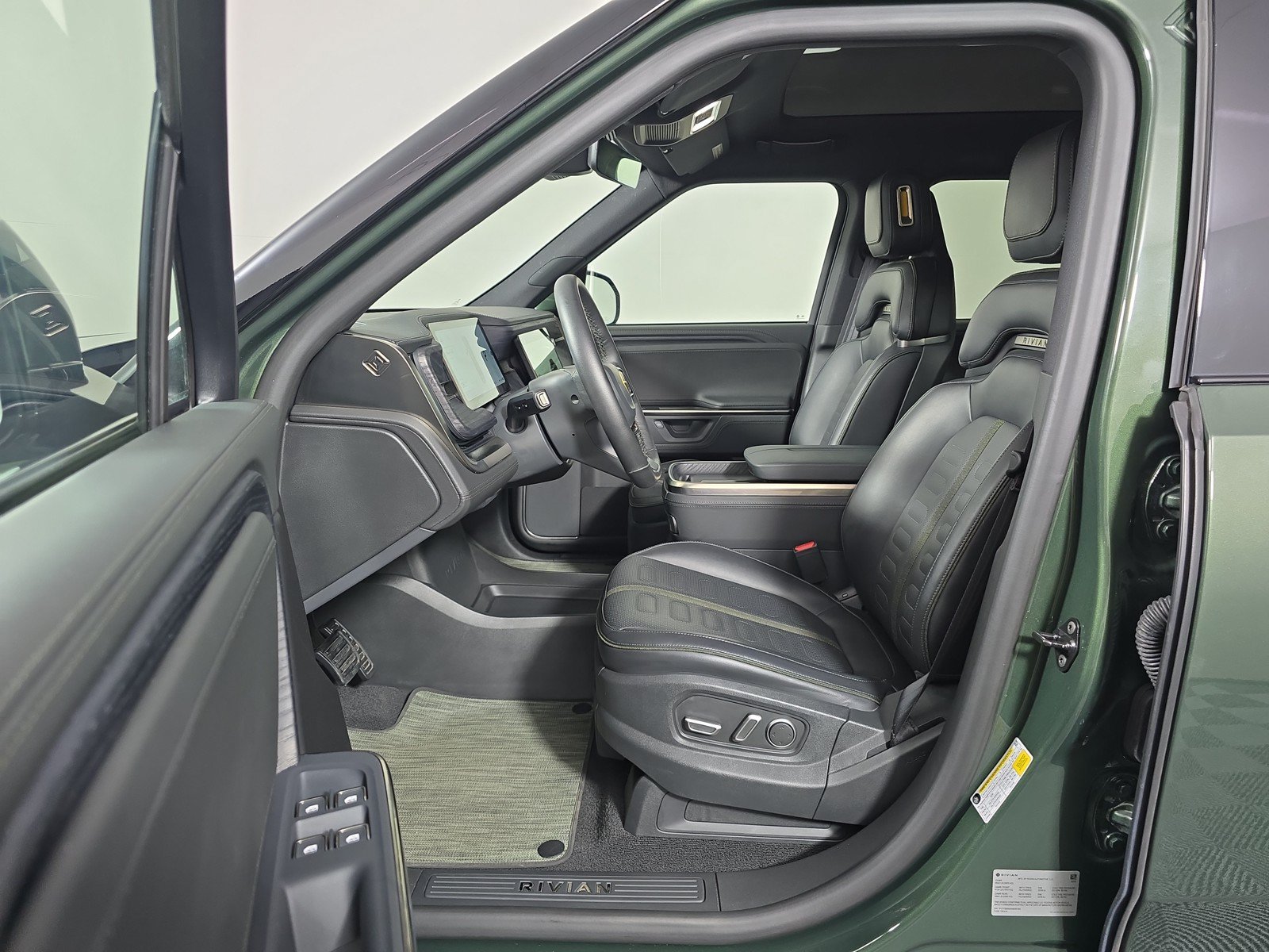 Used 2025 Rivian R1T Adventure AWD/4WD image 21